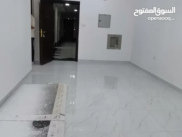 شقه للايجار في الروضه ع شارع الشيخ مكتوم اول ساكن