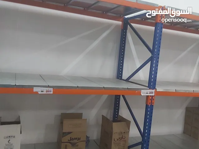 رفوف شديده التحمل مستخدمة لسنة واحدة فقط نظيفة جدا وشبه جديدة