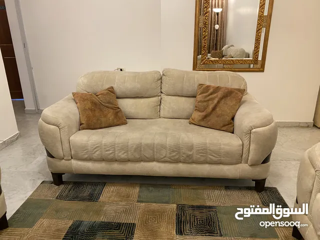 طقم كنب 6 مقاعد بحالة جيدة للتواصل على الواتساب فقط
