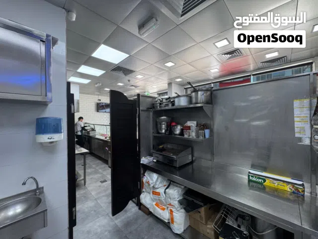 مطعم عربي شغال بالكامل للبيع بموقع ممتاز على شارع رئيسي، جاهز للاستلام والتشغيل فوراً.