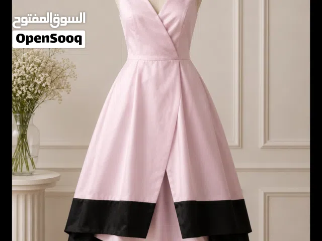 فساتين متنوعة بحالة للبيع بسعر رمزي