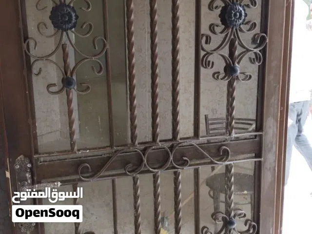 باب حديد ثقيل مقاس مترين و7 سم ب 93 سم