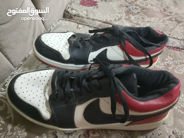 جزمه سبورت نايك اصليه سبب البيع صغيره عليه