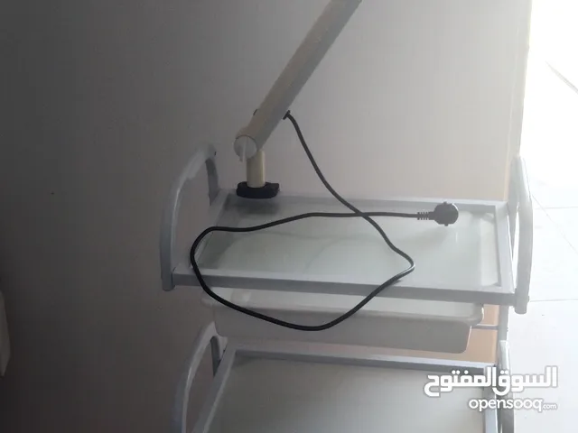 طاولة لاب توب مع ادراج لوضع الاشياء والكتب وتحتوي LED لايت للرؤية الواضحة