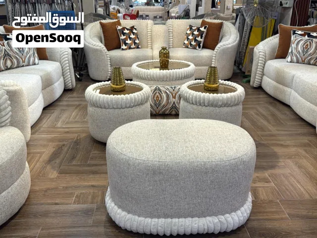 طقم يتألف من 3 كنبات كبيره و2 كرسي صغير و3 طاولات وبف قماش تركي خشب سويدي صناعه سعوديه