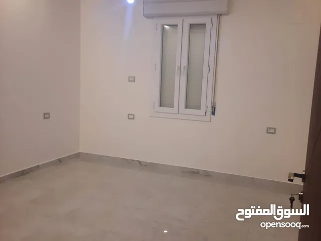 شقة سكنية  للايجار تتكون من 3حجرت وصالون 3 حمامات ،ومطبخ