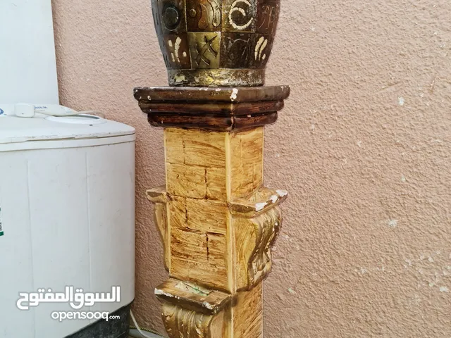 مزهرية رخامية مع قاعدة ديكور فخمة - قطعة مميزة للصالات أو المداخل.