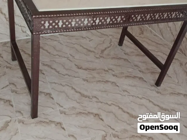 طاولة حديد