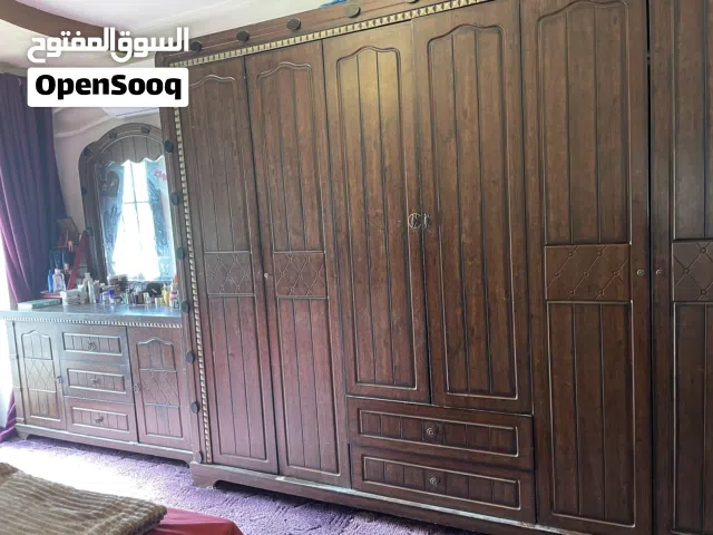 غرفة نوم خليجي تتكون من تخت وتسريحه وخزانه وكومدينه عدد 2 لون بني خشب بلوط
