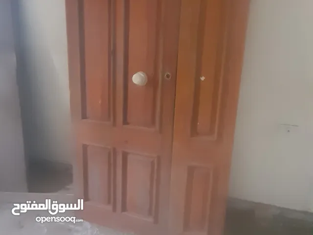 باب رئيسي متين ونظيف للبيع