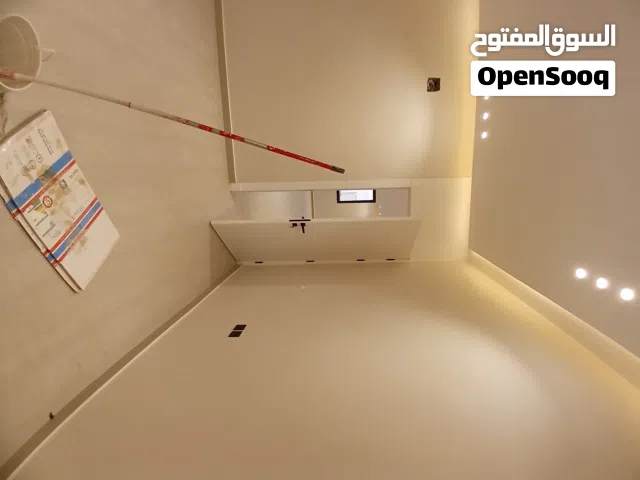 أقوم بجميع أنواع الأعمال المنزلية القديمة.