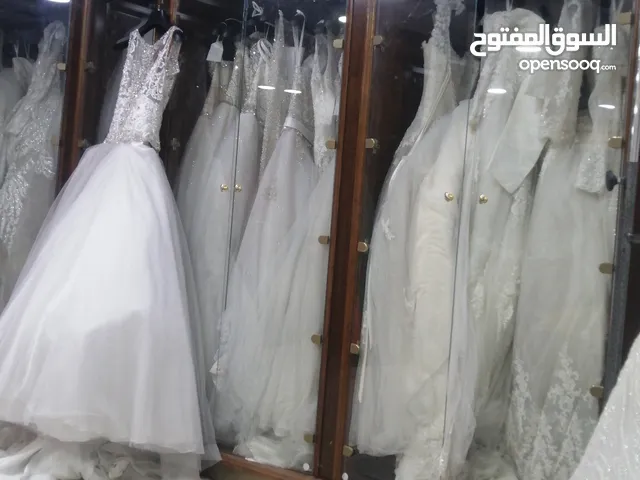 قسم جاهز للبيع مجموعه فساتين اعراس وخطبه مع كامل مستلزماتهم وخزاينهم واغراضهم كامله