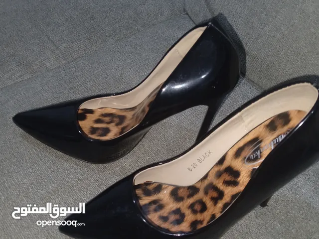 للبيع احزيه نسائيه شبه جديده مقاس 39 و40