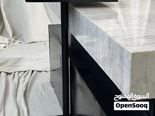 طاولة في الصالة