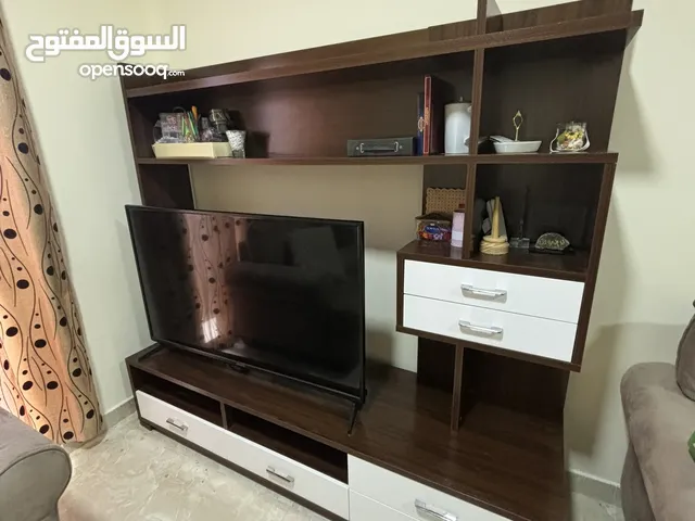 خزانة تلفاز تلفزيون TV cabinet حالة ممتازة خشب حجم كبير بني وأبيض للبيع
