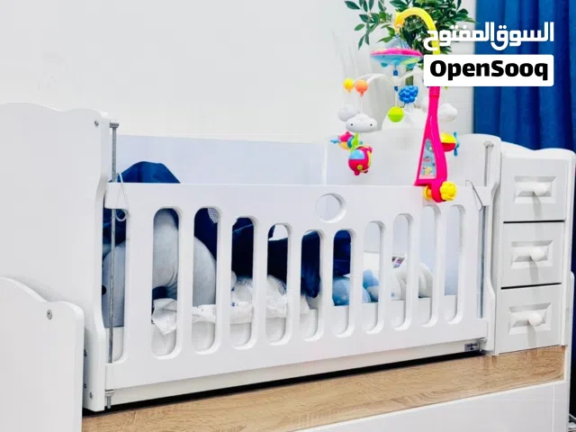 سرير طفل غير مستخدم / هزاز وممكن تحويلة سرير ثابت نفر