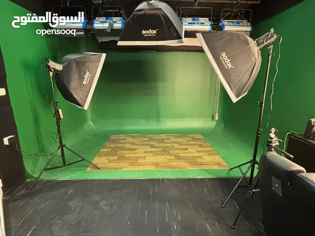 استوديو تصوير كروما خضراء مع خلفيات وايضا مكان بودكاست للضمان او للبيع لغايات السفر
