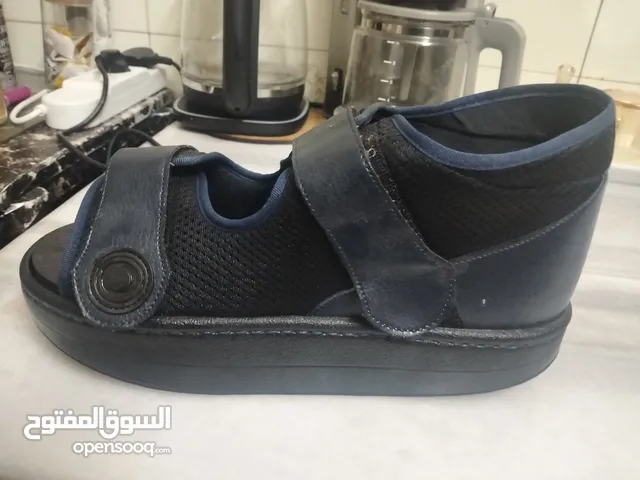 حذاء طبي لمصابين الغرغرينا والكسور وحذاء نوعيته ممتازة وثقيل ومن شركة طبية في الاردن تم شراءه