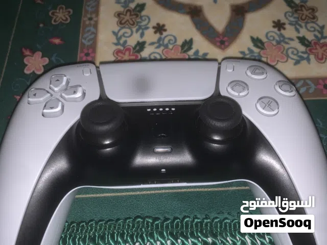 للبيع يد sony او بلايستيشن فور شكل PS5  مناسبة لـ PS4 و PC لون أبيض وأسود مرتب وبل اضافة للكرتونو