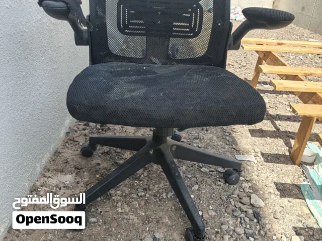 كرسي المكتب مستعمل 5 سنوات والجودة العالية ويتصلح ومشاكله قليله جدا