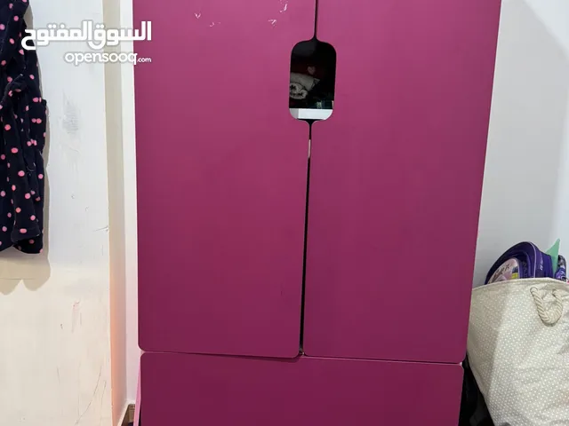 اثاث كامل للبيع كنب وطاولات وغرفة نوم ماستر ومفرد مع خزانة وخزانة أحذية وشاشة سمارت 55 إنش وكراسي