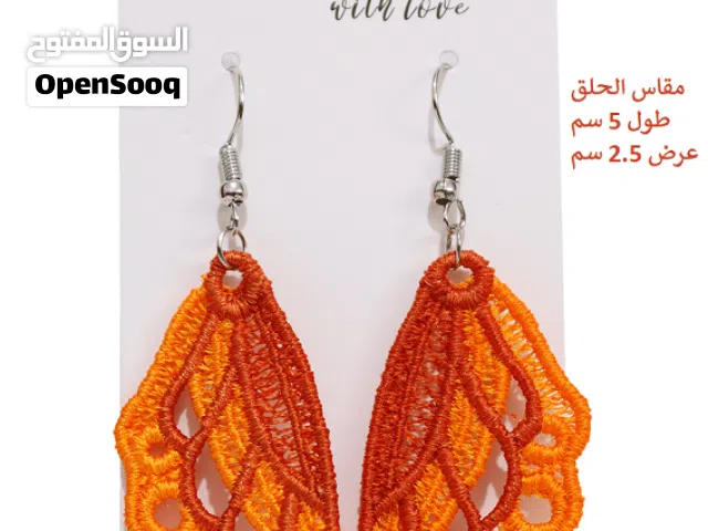 حلق أجنحة الفراشات البرتقالية بخيوط ناعمة بألوان البرتقالي الفاتح والغامق