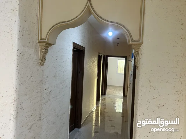 شقة ديلوكس للإيجار في الأوتوستراد جبل طارق خلف حلويات ياسمين الشام ومقابل مسجد البقيع