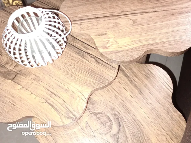 طقم طاولات وسط ثلاث قطع سيرفس ثلاث قطع لون خشابي عفني بحاله جيده جدا