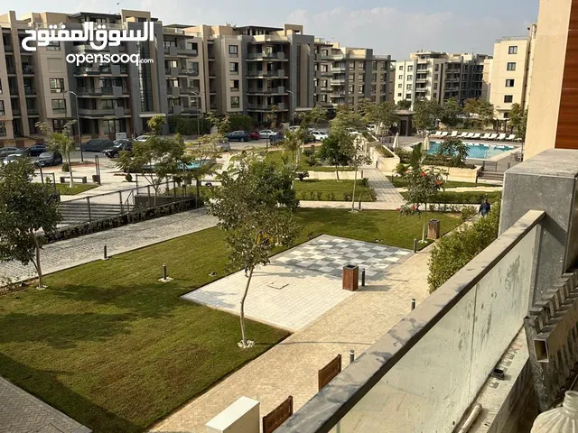 للايجار شقه مفروشة بكمبوند ازاد التجمع الخامس لوكشين مميز امام الجامعة الامريكية و اشهر المولات