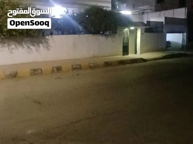 سلام عليكم ورحمة الله وبركاته منزل مستقل في عماره الطبق الأرضي مكون من ثلاث غرفه صاله وصالون معه ترس