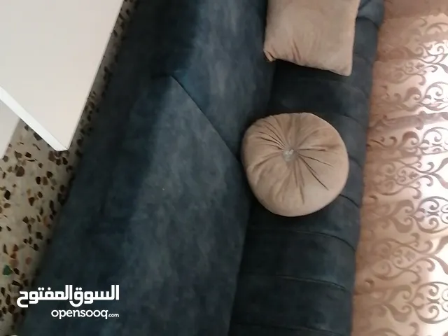 طقم كنب للبيع بحالة الجديد 7 مقاعد
