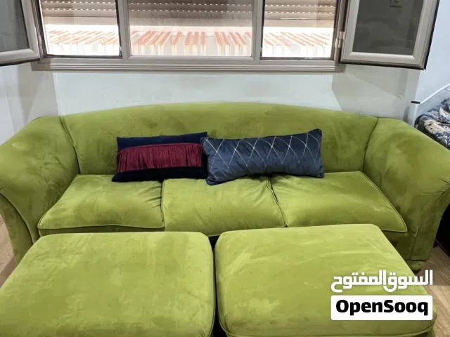 كنبة بحالة ممتازة جدا مع طاولتين مبطنين