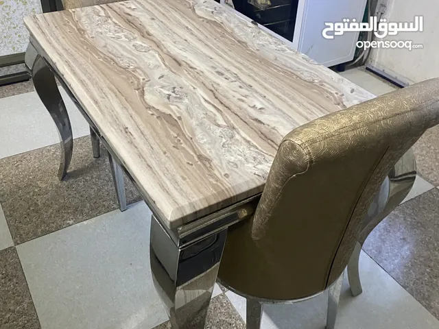 ميز مع اربع كراسي