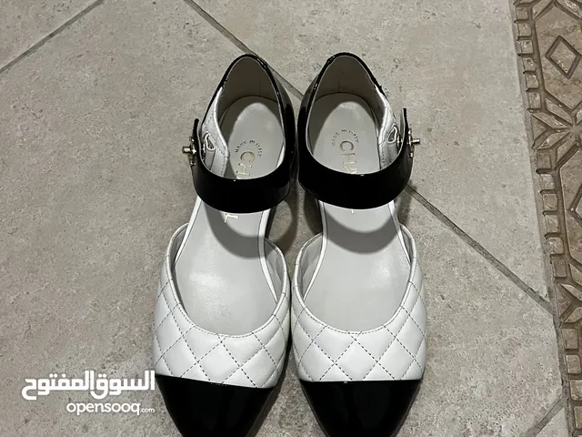 حداء نسائي بلون الابيض والاسود chanel
