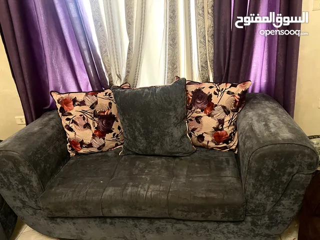 غرفة جلوس بحالة ممتازة للبيع ب200 دينار خزائن للبيع بسعر رمزي