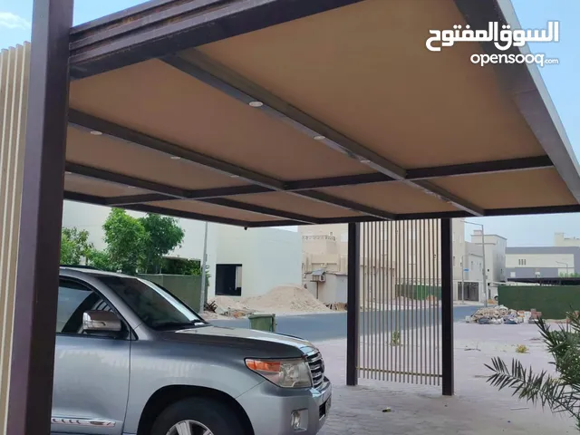 مظلة سيارات نظيفه وجديده وعلى السومه