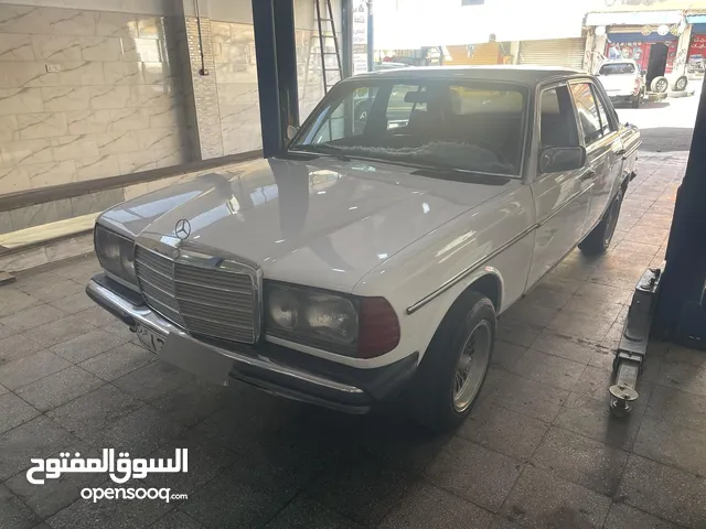 مرسيدس w123 1977 مكيفها شغال ثلاجه  ماتور اصلي ابيض 2000 مرخصه سنه كامله شبابيك كهرباء اتوماتيك