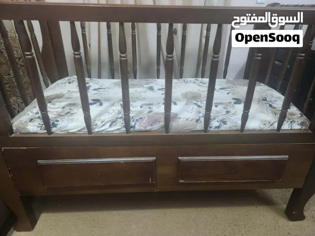 تخت بيبي خشب لاتيه مع فرشة طبيه ومخده وناموسيه