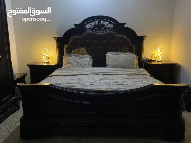 غرفة نوم مستعمله للبيع متكونه من 7 قطع لون بني
