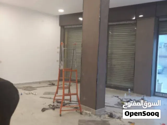 الوسيط لدينا صالة بيها زوز سرانتي ومكيفات تلات وبيها استديو سكن خاطي صالة مكان زناته الجديدة