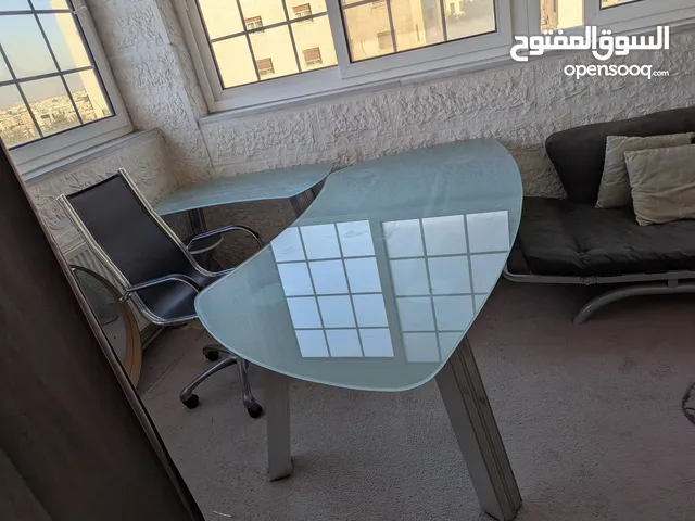 اثاث كنب ومكاتب بحاله جيده خشب وحديد