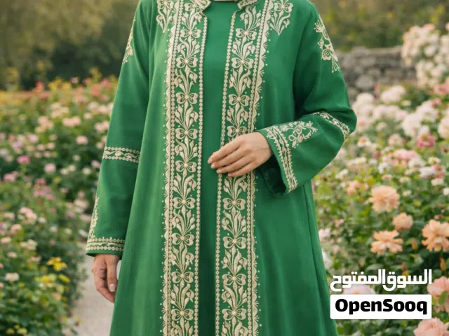 جلابية خضراء مقاس 2 مطرزة بيجي داخلي وخارجي – جديد لا يوجد وسخ ولا عيوب