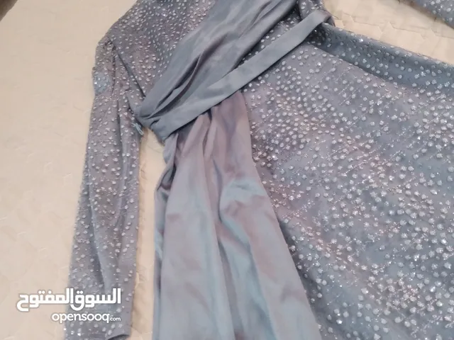 فستان حفلات للبيع لبسة وحدة بلبس M&L لون رمادي سعر الشراء 60  ،،، بدي ابيعه 30 سكان الرصيفة