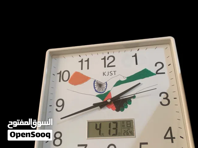 ساعة حائط بتاريخ ودرجة حرارة ورطوبة