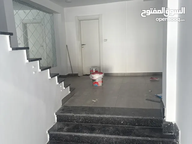 صالة دورين للإيجار شارع طرابلس 200 متر مربع