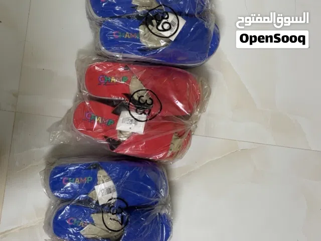 تصفية مخزن جملة - نعال CHAMP جديدة مقاسات وألوان احمر ازرق اسود (12 كرتون)