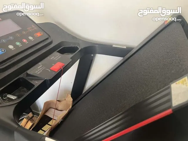 آلة مشي شبه جديدة تتحمل وزن 140 كيلو قليلة الاستخدام