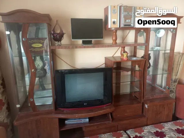 فترينا و مكتبة الله يبارك خشب إطالي الزمني  من النوع يلي تجي في النص غرقة المعيشة تعطي منظر ممتاظ