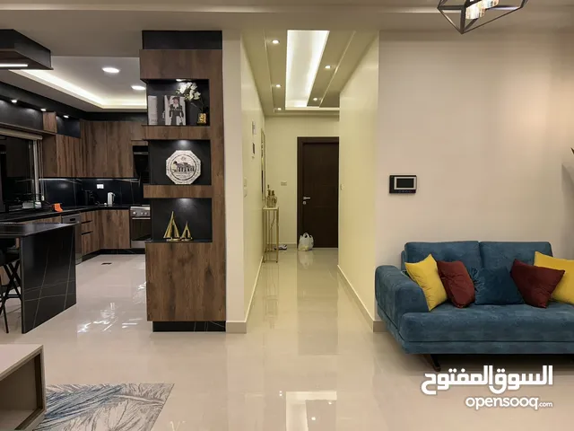 شقة فاخرة للبيع 180 متر، مع مطبخ فاخر واثاث استعمال سنة، بلكونتين كبيرات مع اطلالة رائعة