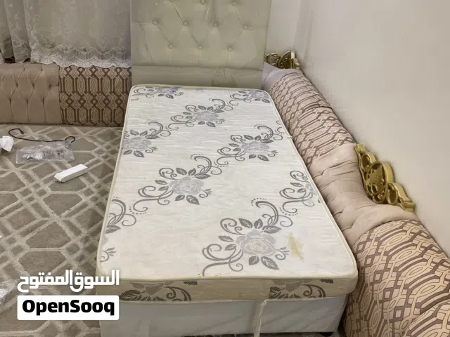 مجلس وسرير وطاولة خدمه